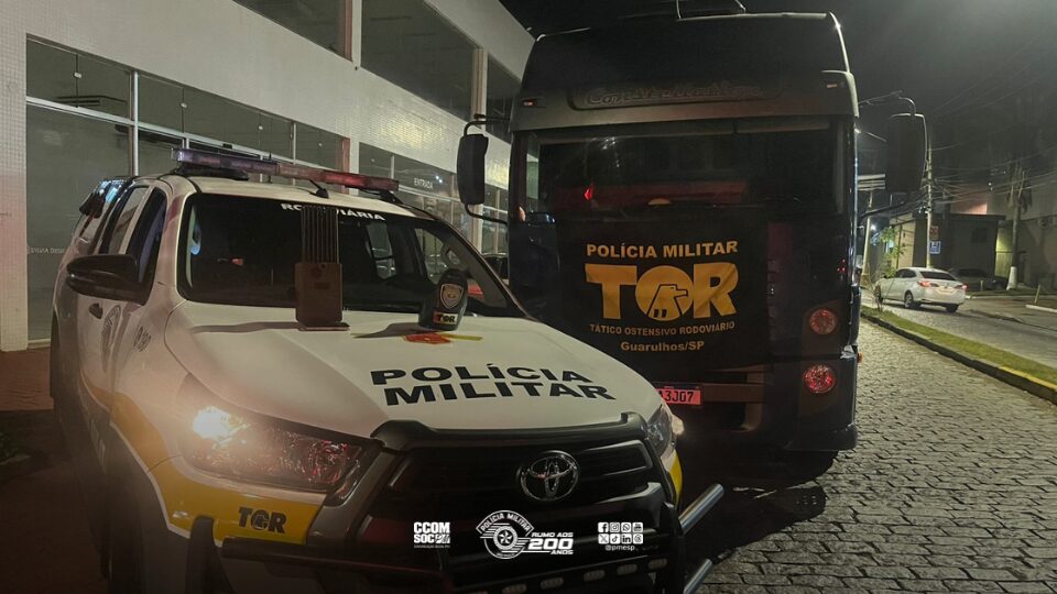 Tor recupera caminhão roubado com bloqueador de sinal em rodovia por Mogi das Cruzes
