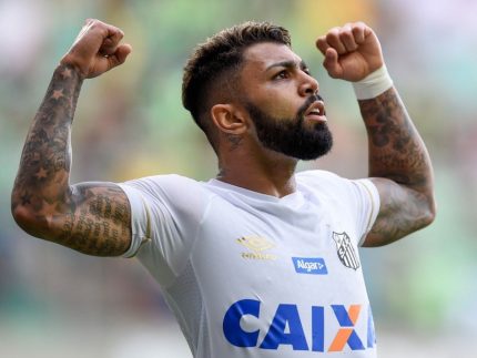 Gabigol comenta sobre gramado sintético antes de clássico contra o Palmeiras