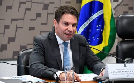 Foto de ex-deputado Alexandre Ramagem em registro policial após detenção nos EUA é divulgada