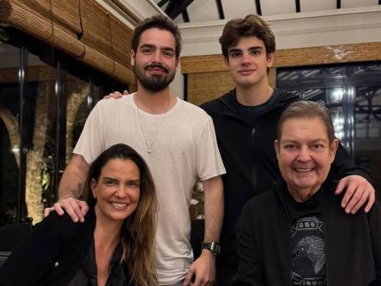 Filho caçula de Faustão celebra 18 anos com homenagens do irmão e da mãe