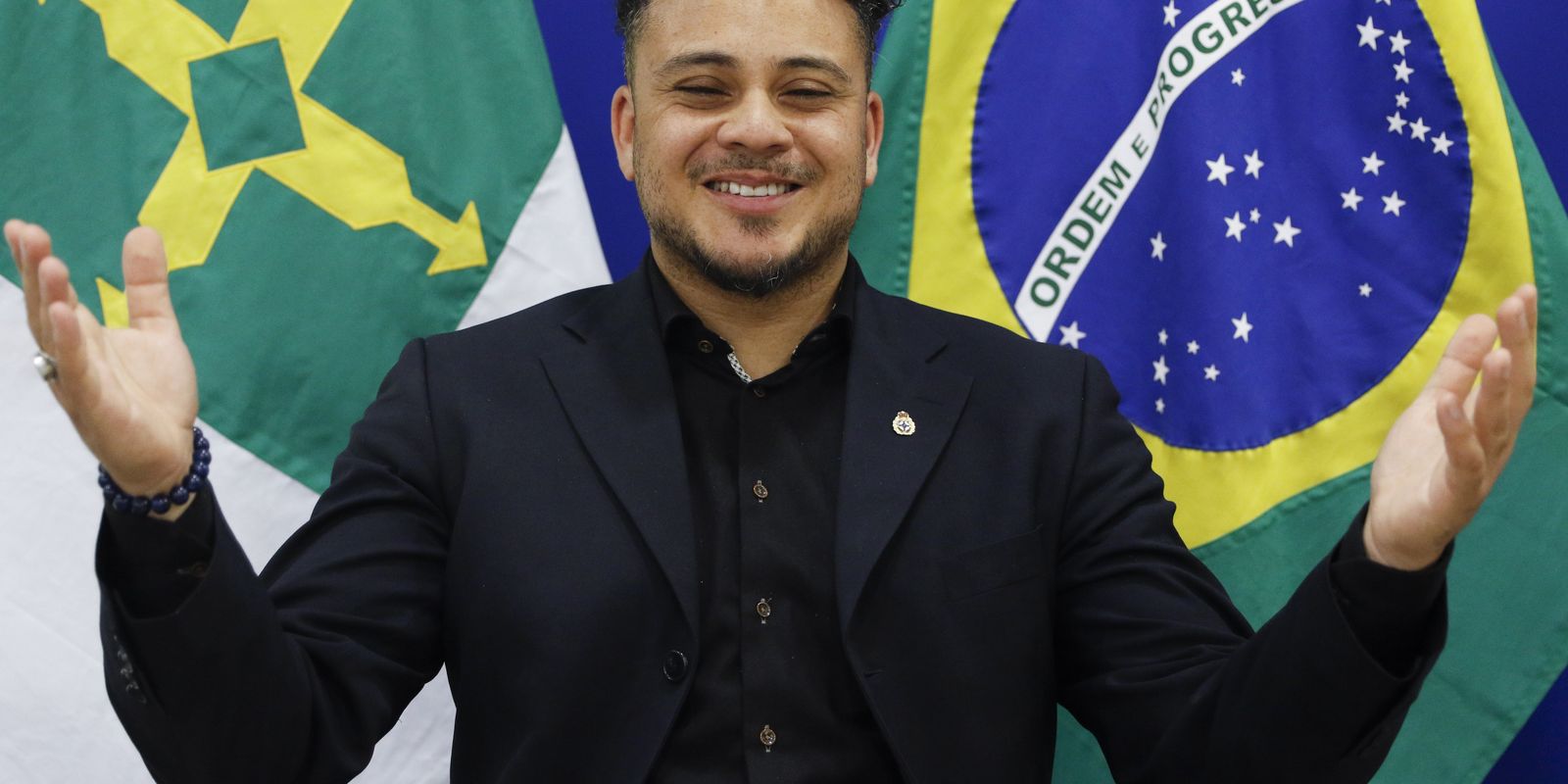 Cantor Osmin Carlson, adotado na Holanda, sonha em retornar ao Brasil