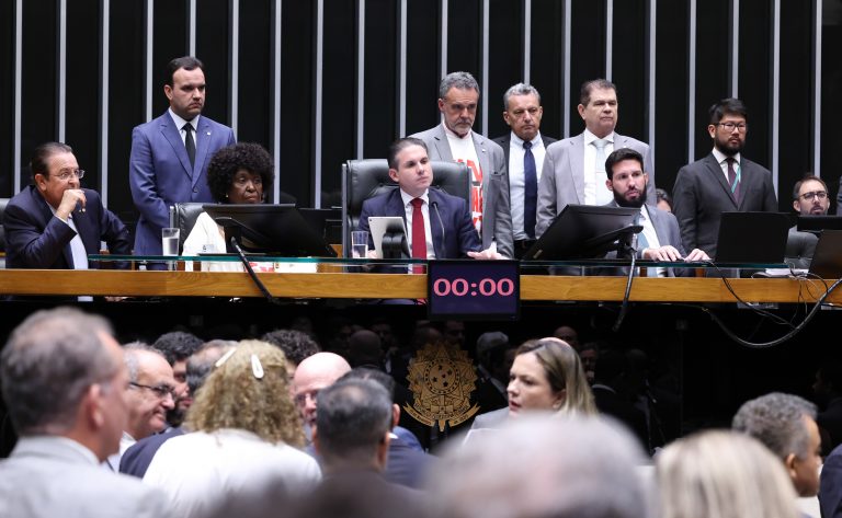 Câmara dos Deputados agenda votação de propostas sobre impactos econômicos, combate ao feminicídio e imunidade tributária