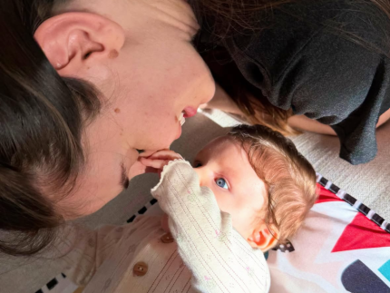 Camila Queiroz divulga novas fotos da filha Clara e expressa emoção: 'Sonhei com você'