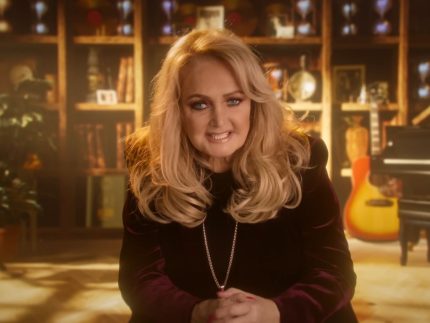Bonnie Tyler segue hospitalizada e em recuperação após coma induzido