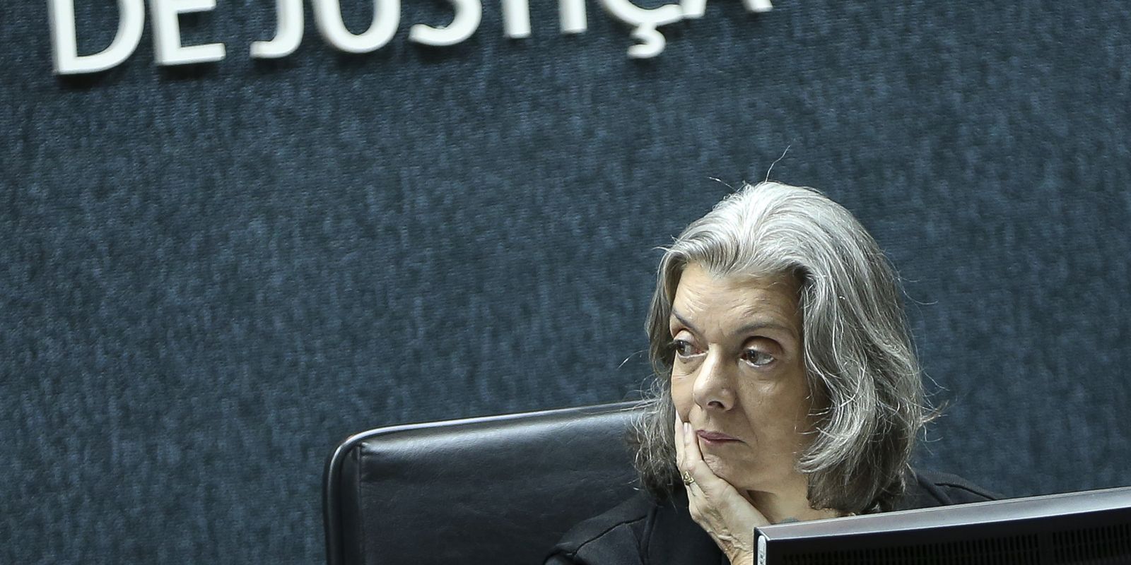 Cármen Lúcia vota para reverter flexibilização da Lei da Ficha Limpa