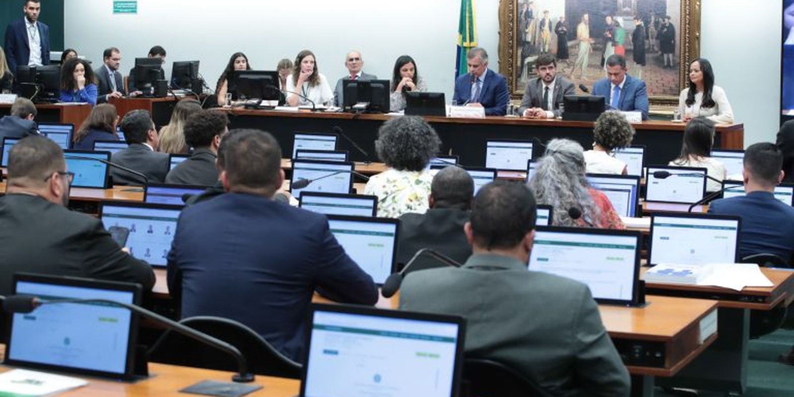 Votação de proposta para reduzir maioridade penal é suspensa na CCJ da Câmara