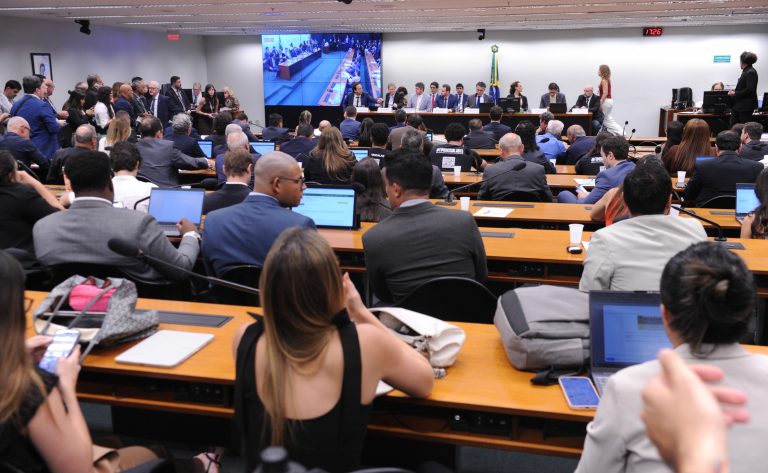 Comissão da Câmara dos Deputados avalia parecer da PEC 221/19 sobre o fim da escala 6x1
