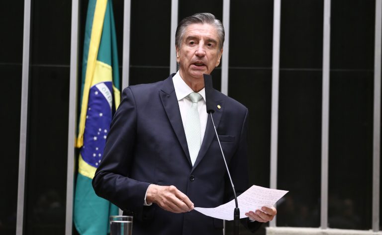 Comissão aprova inclusão de educação climática no currículo escolar
