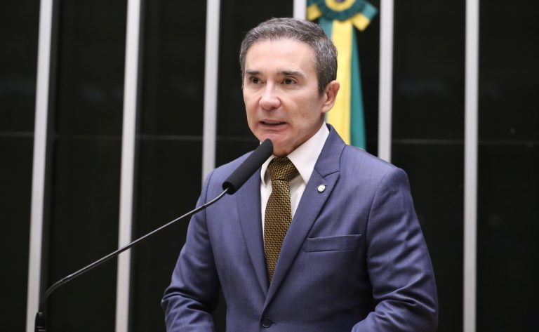 Comissão de Educação aprova projeto que veda o uso de contêineres e lonas em escolas