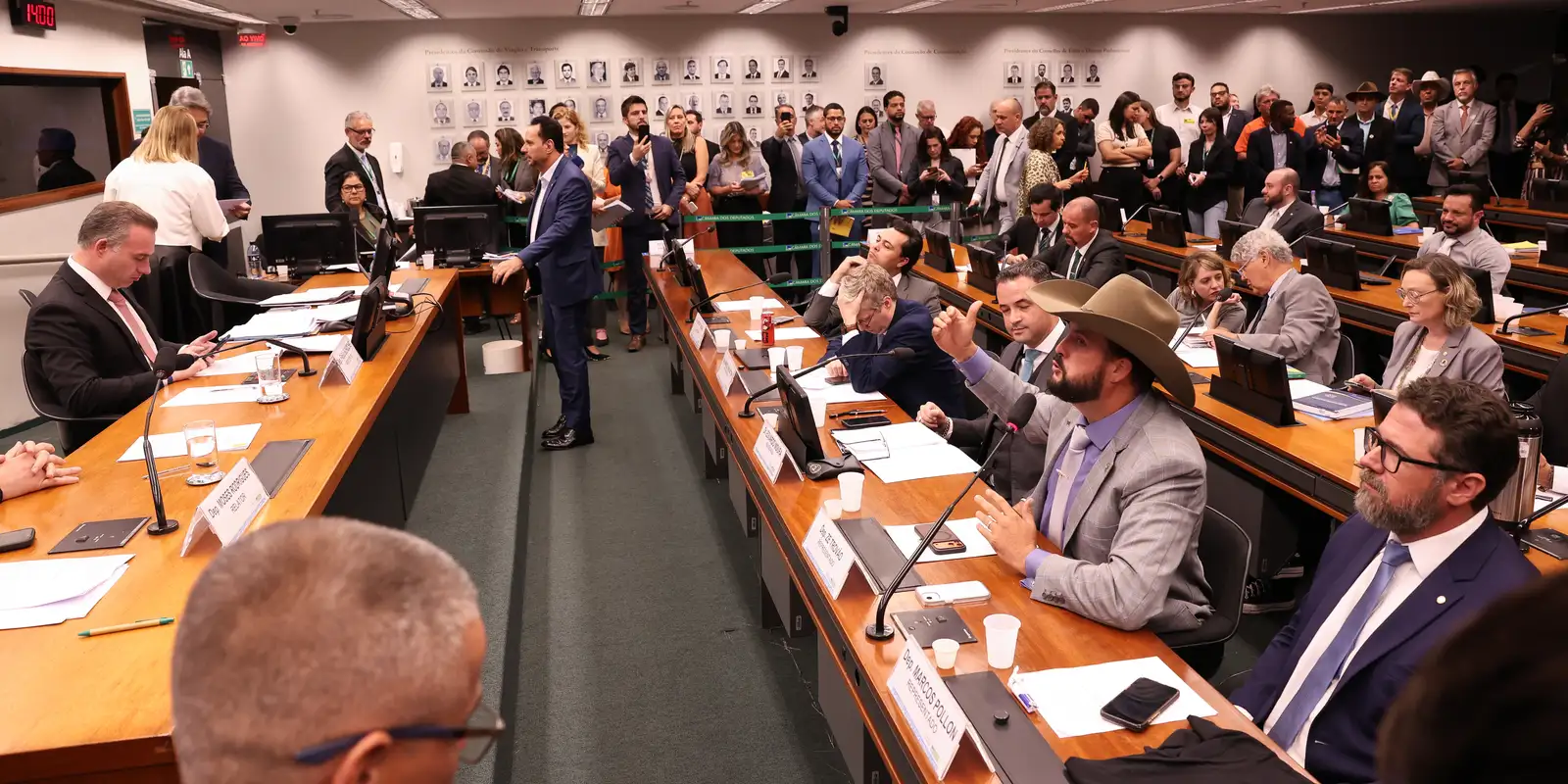 Conselho de ética decide pela suspensão de três deputados por atos no plenário
