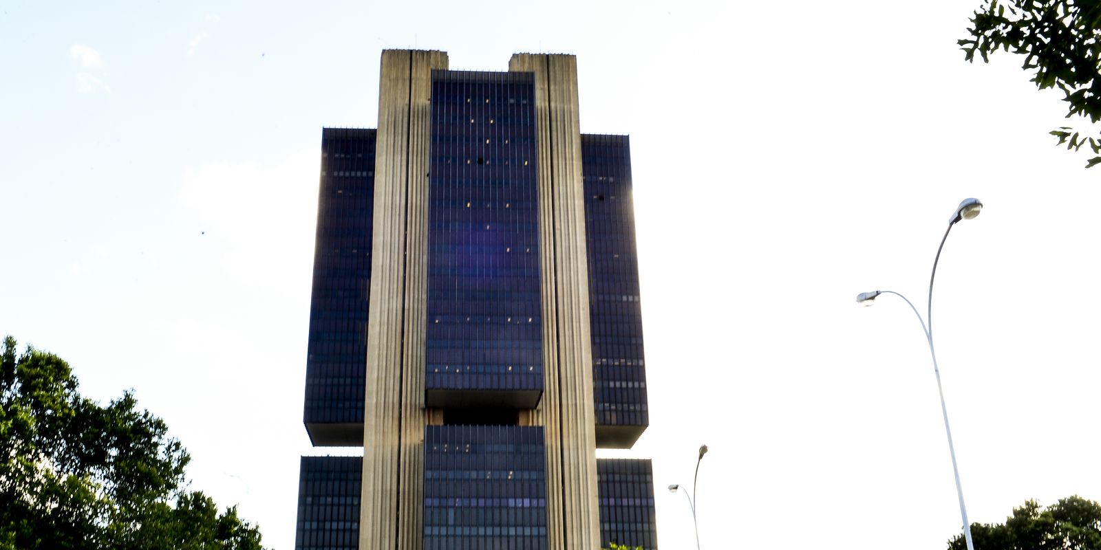 Copom age com cautela devido a tensões globais e projeções de inflação