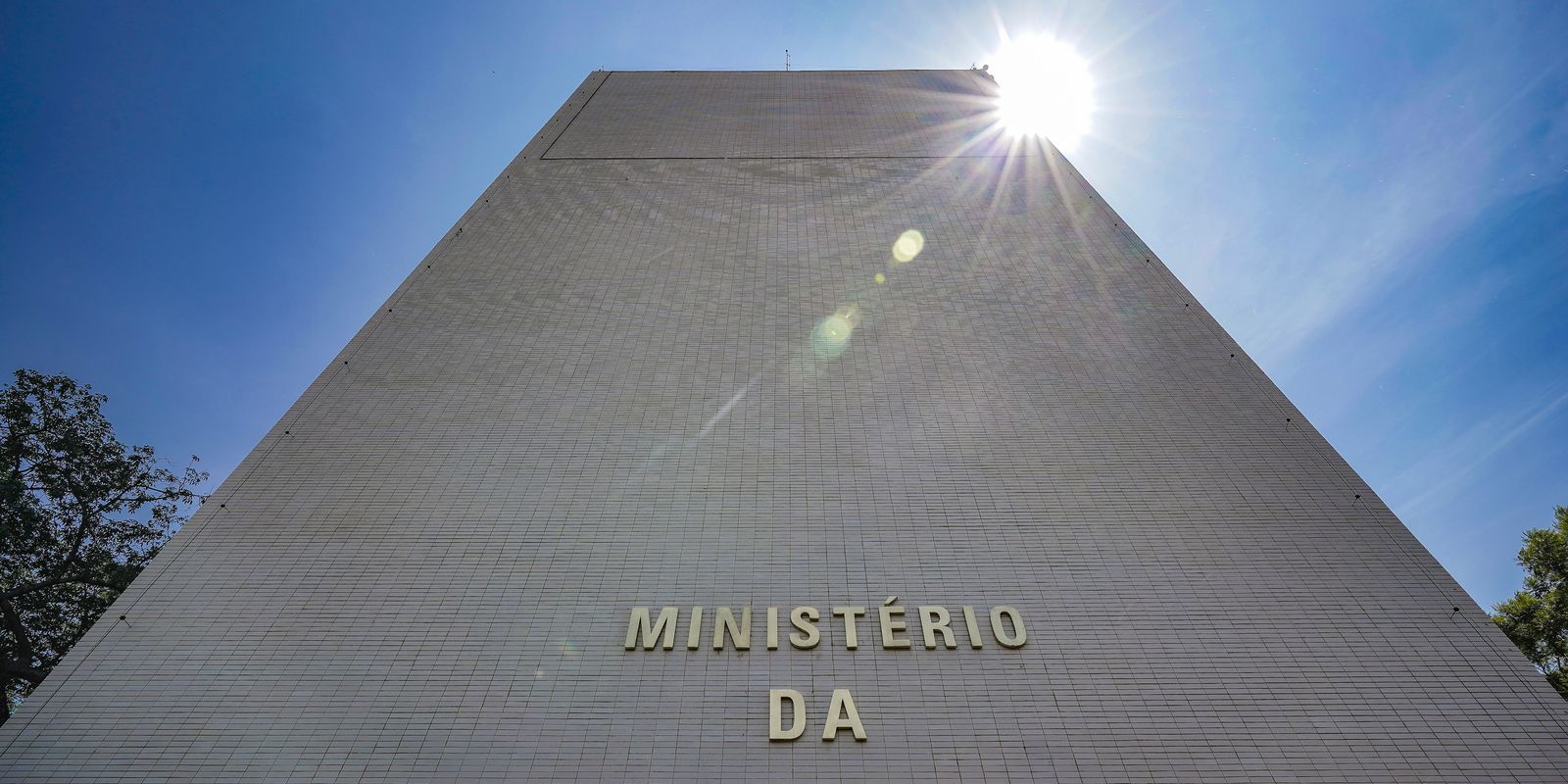 Defesa e Cidades são os ministérios mais impactados por bloqueio orçamentário em 2026