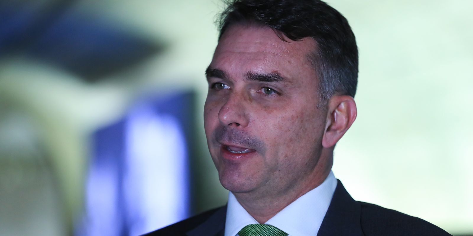 Parlamentares solicitam apuração sobre vínculos entre Flávio Bolsonaro e banqueiro