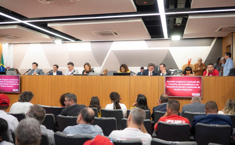 Parlamentares buscam fim da escala 6x1 ainda em 2024