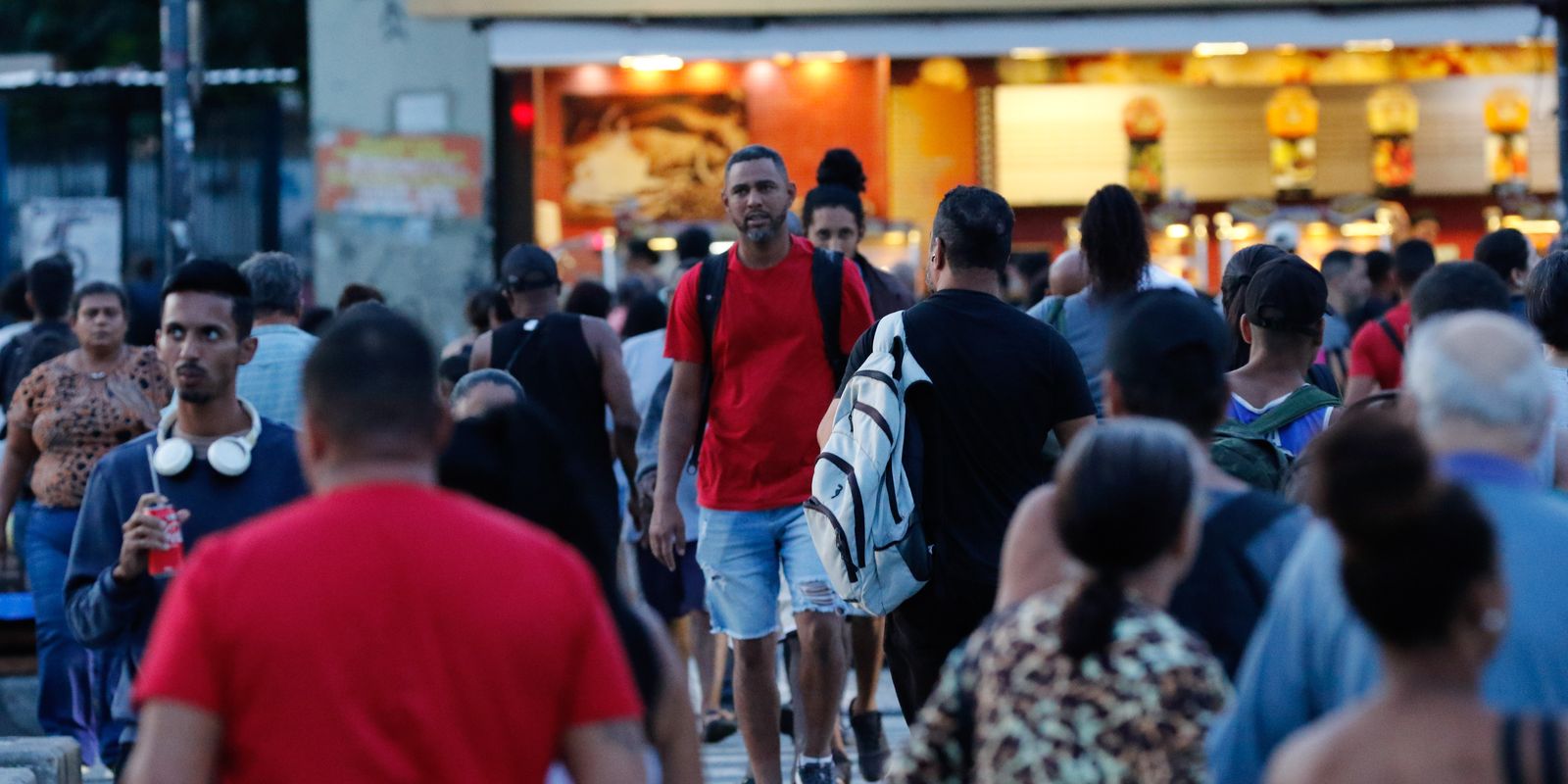 Taxa de desemprego no Brasil atinge 5,8% no trimestre encerrado em abril, aponta IBGE