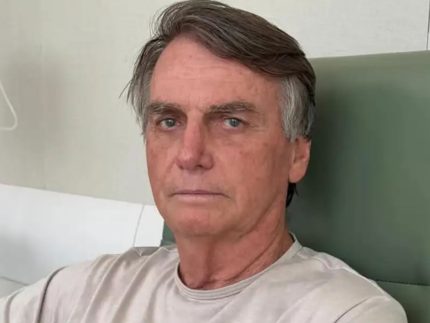 Bolsonaro é internado em Brasília para cirurgia no ombro, sob prisão domiciliar