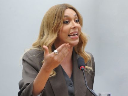 Erika Hilton reage a pergunta sobre banheiros para pessoas trans