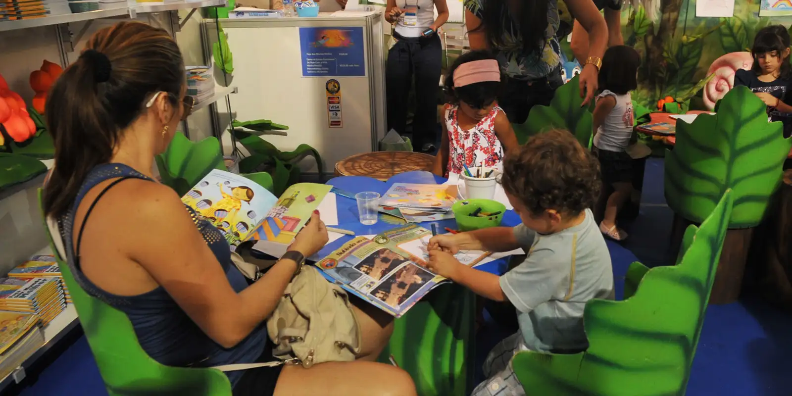 Pesquisa da OCDE aponta que a maioria das famílias raramente lê para crianças de 5 anos