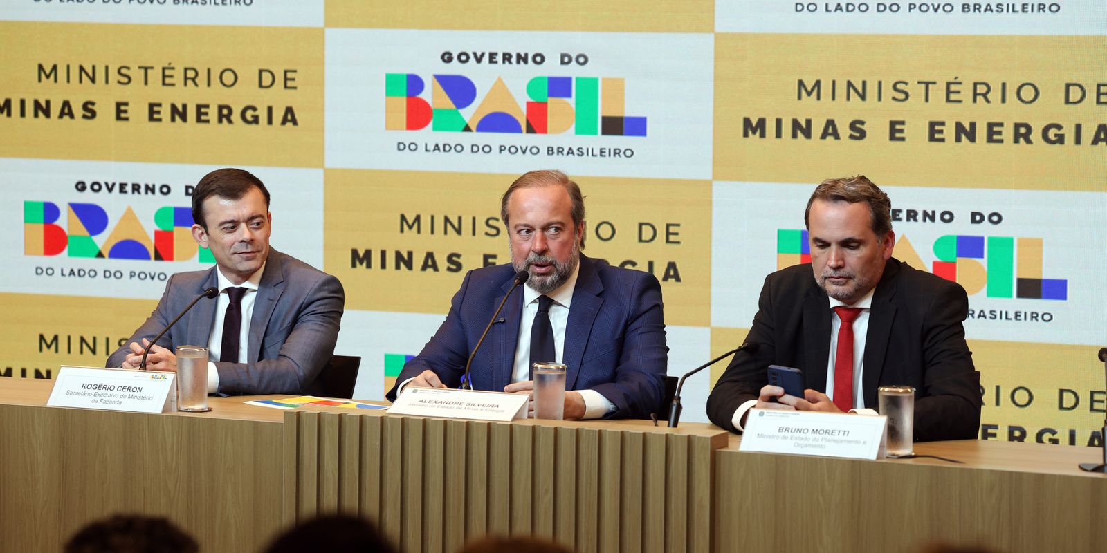Governo concede auxílio de até R$ 0,89 para conter avanço da gasolina