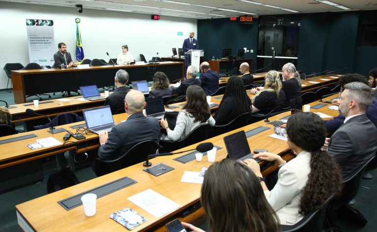 Governo defende regulação 'cirúrgica' de plataformas digitais na Câmara