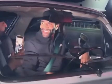 Gusttavo Lima surpreende fãs ao chegar em show dirigindo um Fiat 147 em Lavras (MG)