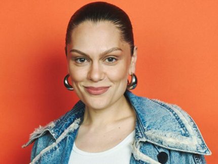 Jessie J celebra remissão do câncer de mama após batalha contra a doença
