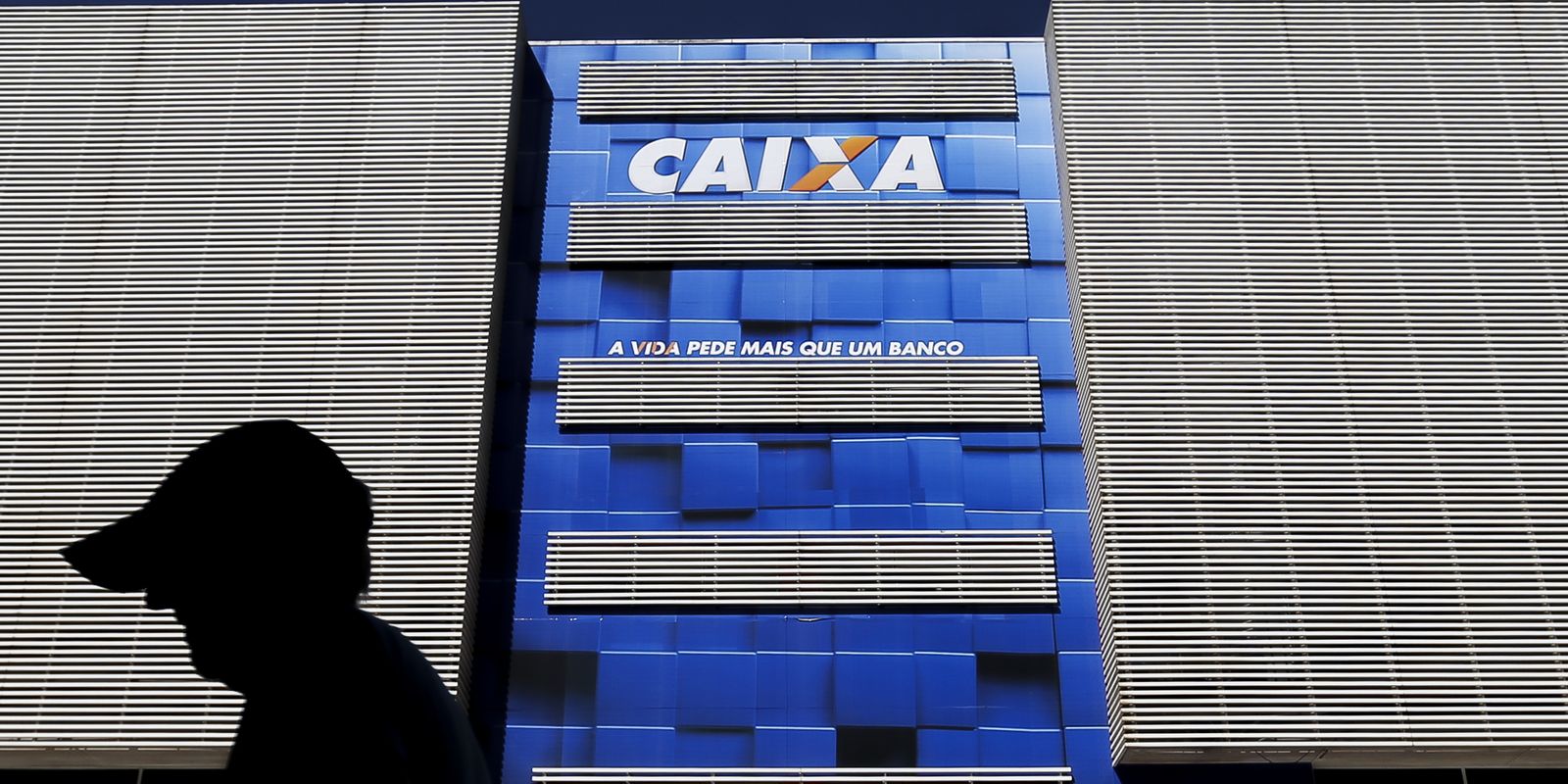 Lucro da Caixa registra queda de 34% no primeiro trimestre devido a novas normas do BC