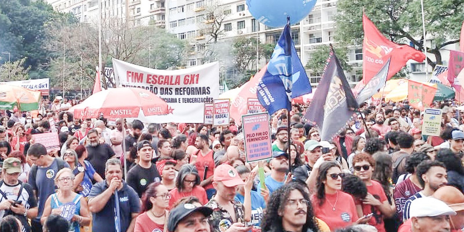 Manifestação em SP exige fim da escala 6x1 e combate ao feminicídio
