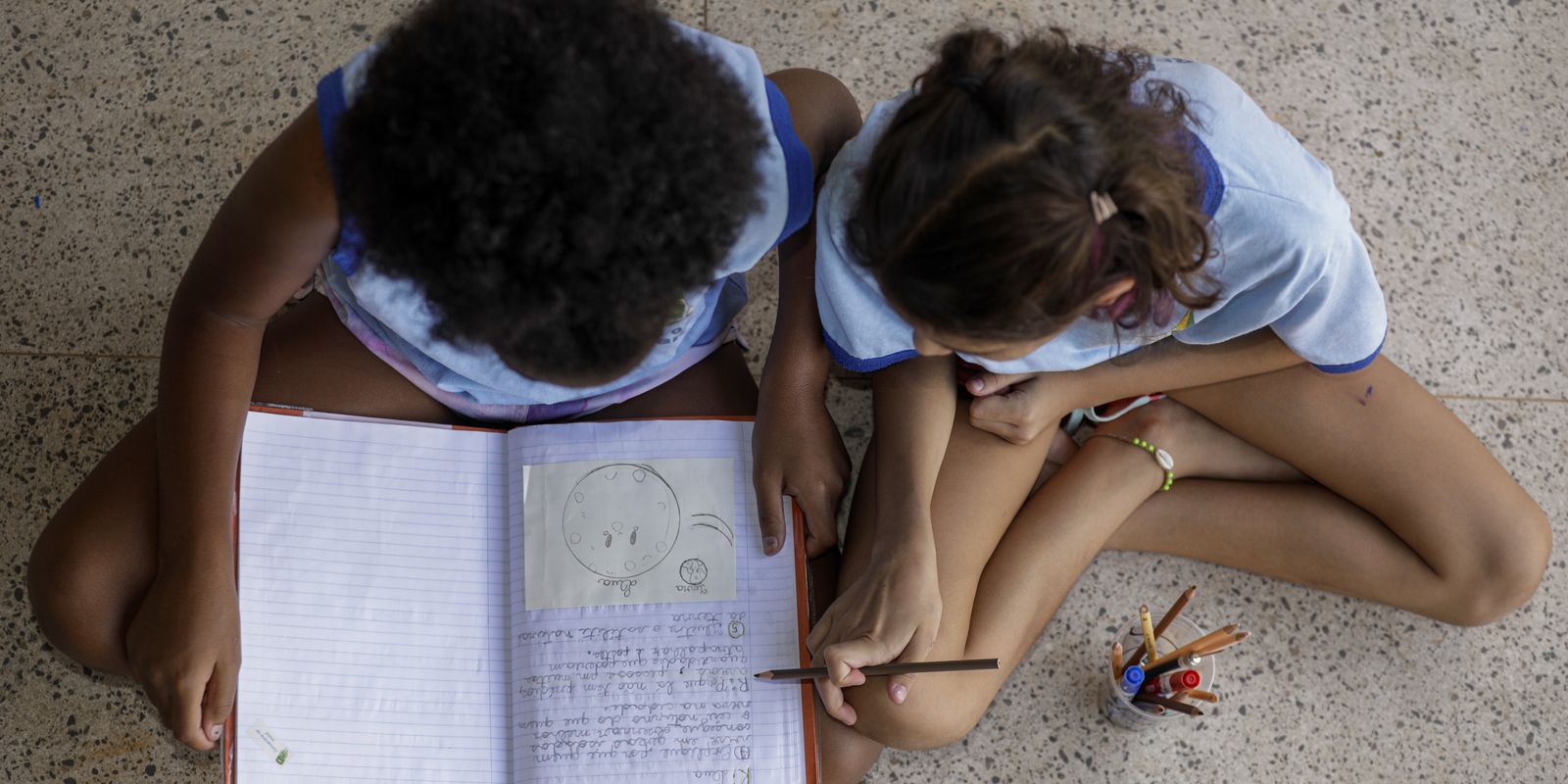 Metade dos estudantes não percebe debate antirracista nas escolas, aponta estudo