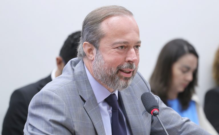 Alexandre Silveira comparece à Câmara para debater antecipação de termelétricas e o setor elétrico