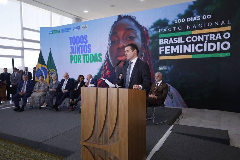 Hugo Motta ressalta a aprovação de 73 projetos da Câmara para combater o feminicídio