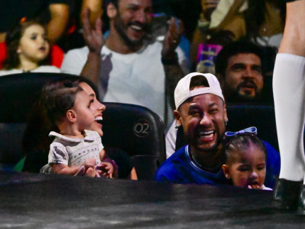 Neymar fecha sessão de circo para amigos e família em Santos e gera comoção na saída