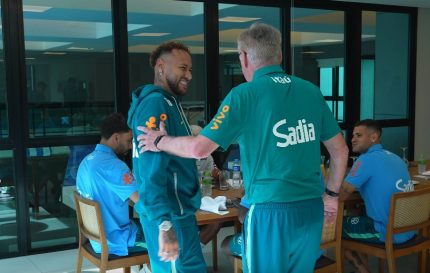 Neymar é poupado de treino da Seleção Brasileira por edema na panturrilha