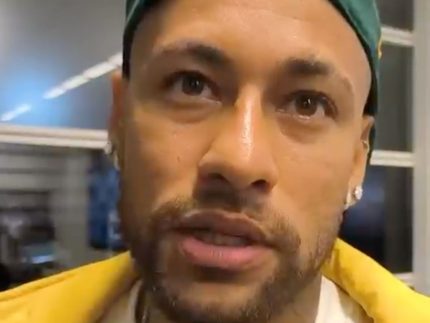 Neymar se irrita após substituição equivocada e expressa frustração: “Sempre comigo”