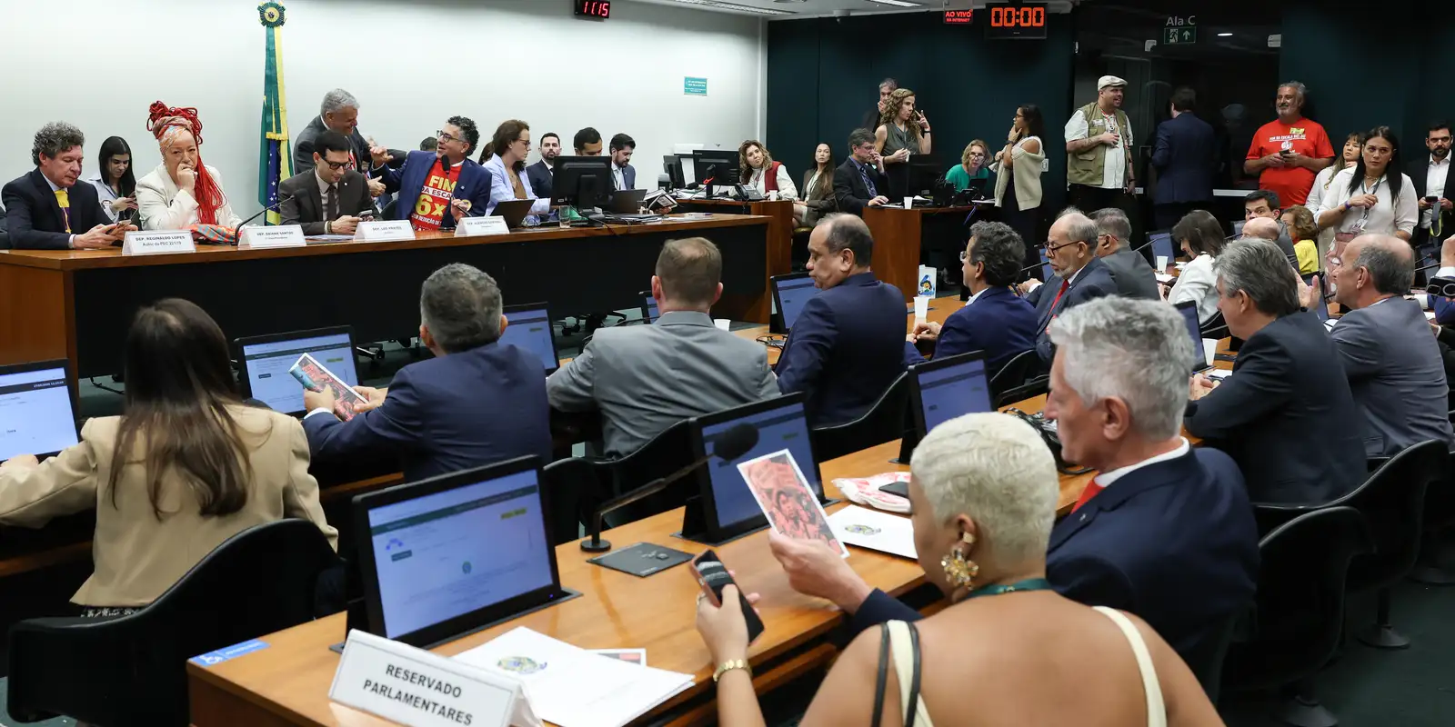 Oposição critica PEC do fim da escala 6x1 em votação na Comissão da Câmara