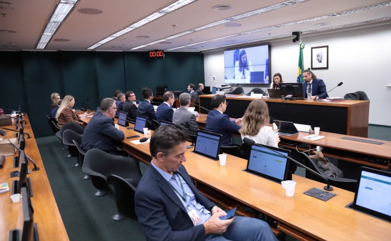 Debatedores defendem ampliação do uso do Fust para conectar escolas à internet