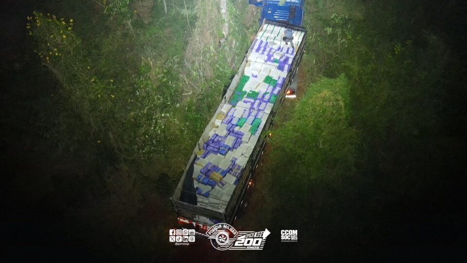 Polícia Militar apreende caminhão com drogas após perseguição em Paulo de Faria