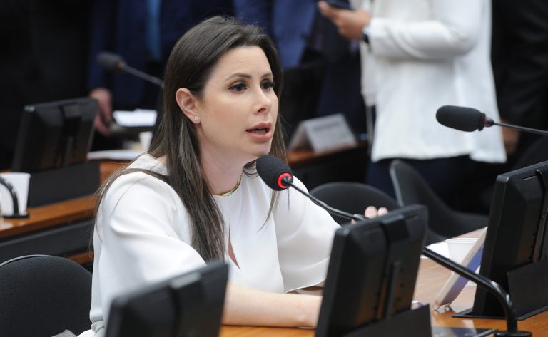 Proposta visa permitir a dedução de despesas com vacinas obrigatórias no Imposto de Renda