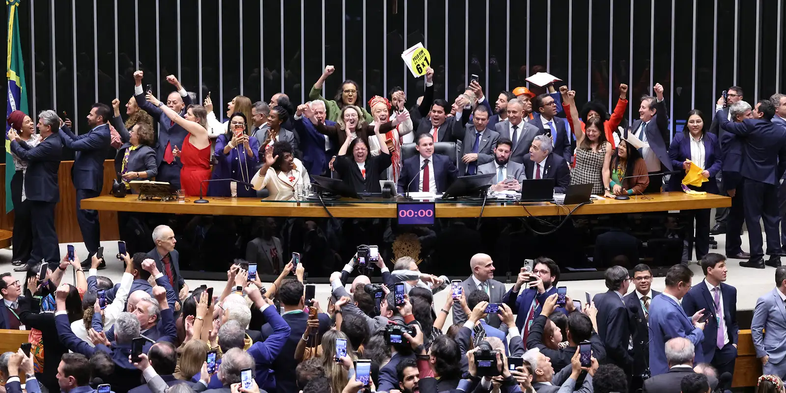 Aprovação da PEC 221/19 põe fim à escala 6x1 na Câmara dos Deputados
