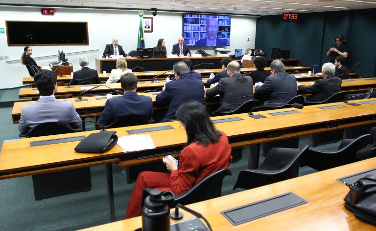 Setor empresarial defende corte de custos trabalhistas e critica fim da escala 6x1