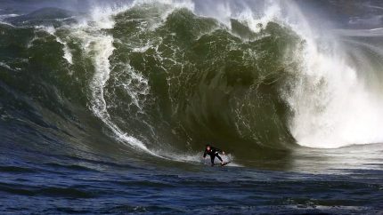 Surfistas de ondas gigantes se encontram em Itacoatiara, Niterói
