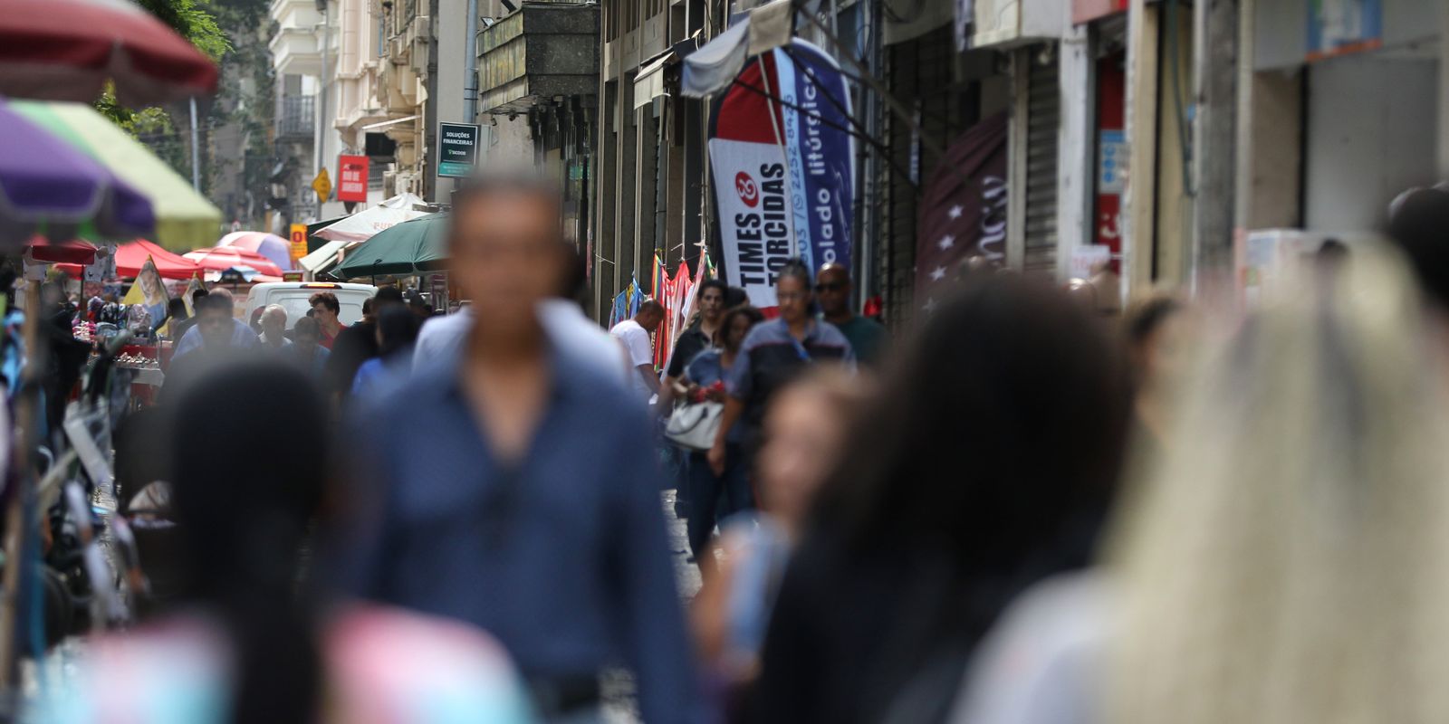 Taxa de desemprego de pretos é 55% maior que a de brancos, aponta IBGE