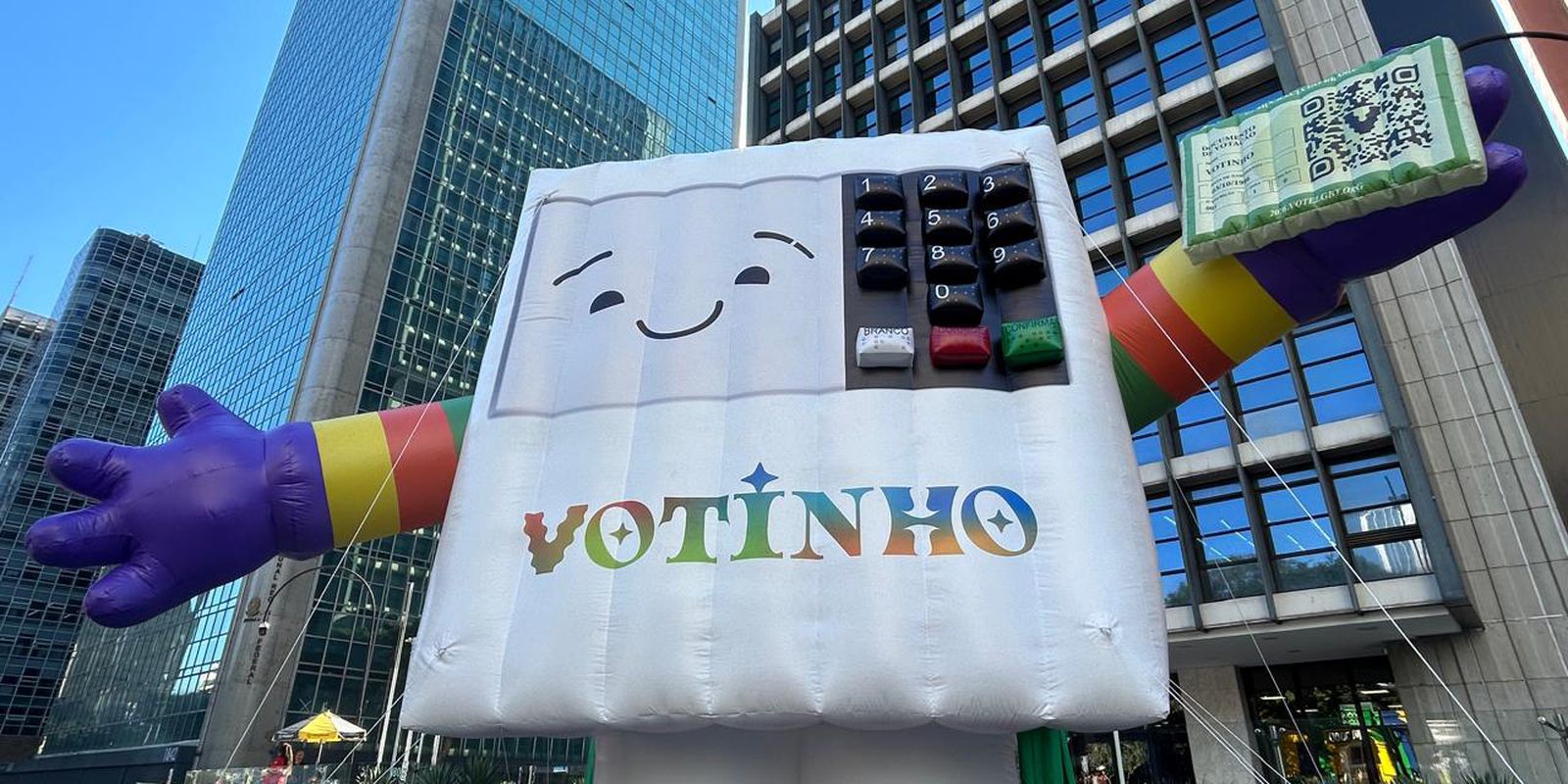 Parada do Orgulho LGBT+ de São Paulo reforça a importância do voto consciente