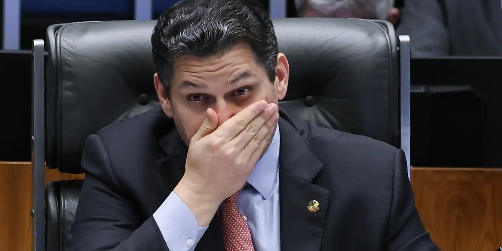 Senado: PEC que extingue escala 6x1 tem tramitação indefinida e oposição busca alternativa