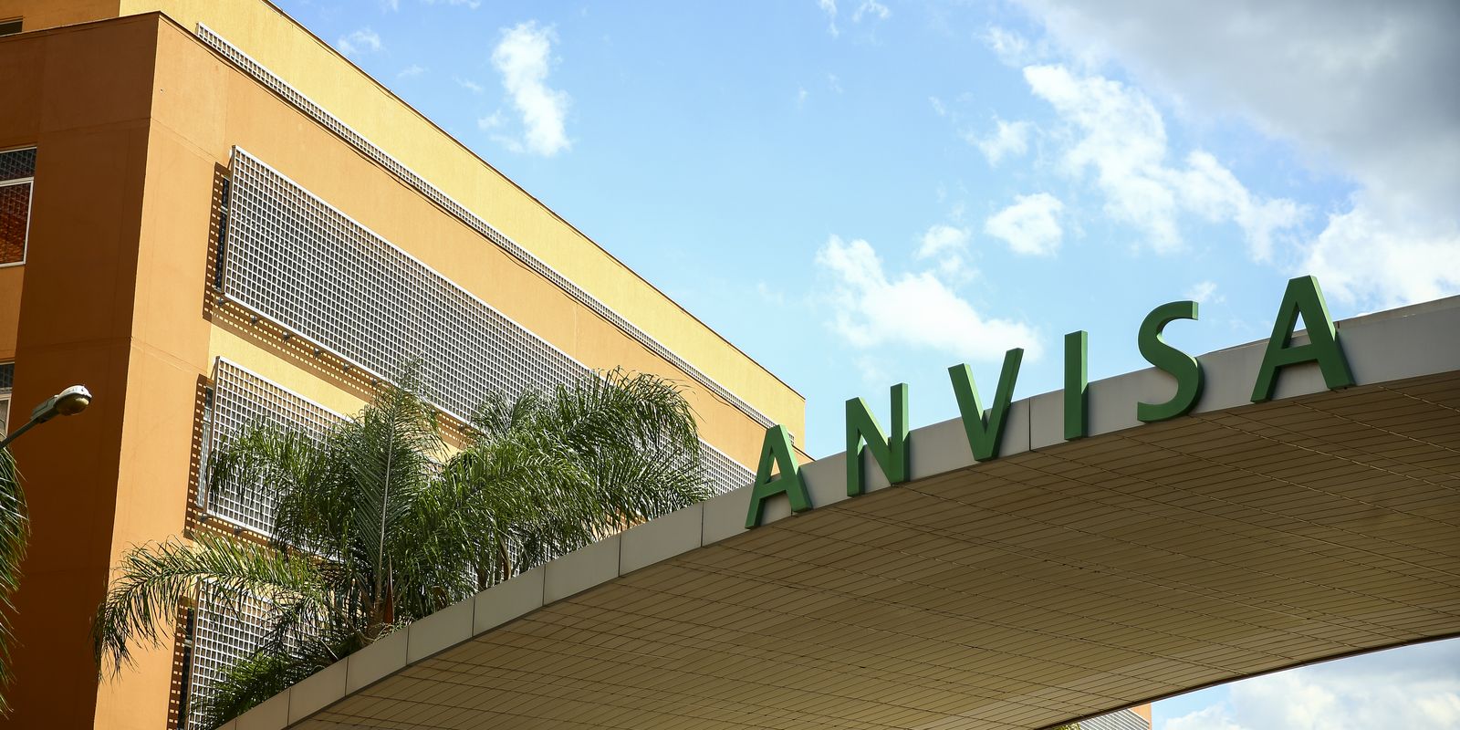 Anvisa suspende lotes de medicamentos por desvio de qualidade e erro de rotulagem