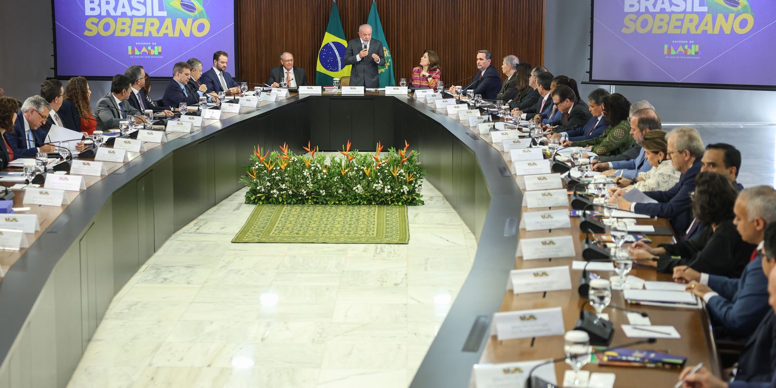 Brasil intensifica busca por novos parceiros comerciais em resposta a taxações dos Estados Unidos