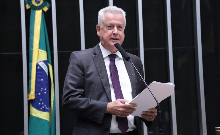 Câmara aprova projeto que fortalece a indústria nacional com novas regras para licitações públicas