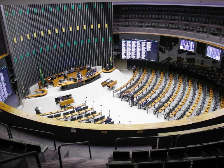 Câmara dos Deputados pauta projetos para combater feminicídio e controlar preço de combustíveis
