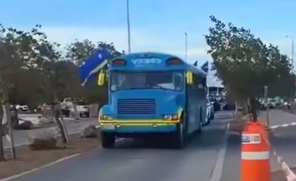 Campeões do carisma: com direito a ônibus escolar e dancinha, Curaçao viraliza nas redes