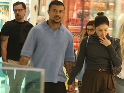 Sophie Charlotte e Xamã são flagrados de mãos dadas em shopping do Rio